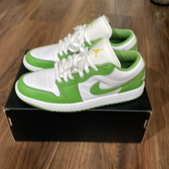 Nike Air Jordan 1 Low SE MEN’s size 9 white/chlorophyl - Picture 4 of 6